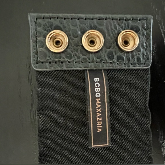 BCBG stylish, timeless, vintage gold metal and leather belt small elastic main image 3
